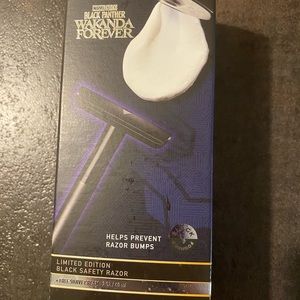 Bevel black razor blades and razor